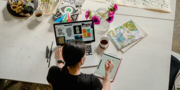 Cum să te bucuri de artă și cultură fără să ieși din casă: cele mai bune platforme online